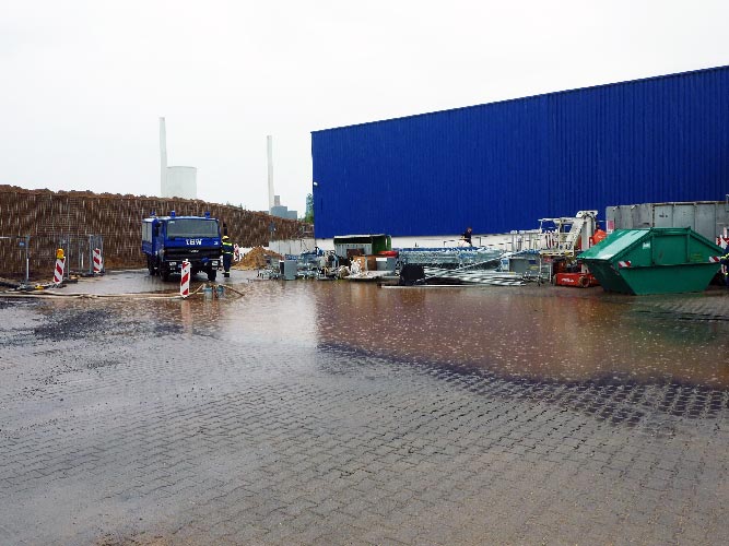 Überflutete Lieferanteneinfahrt bei Ikea Lisdorf