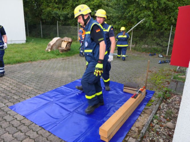 Dienstags-Ausbildung Einsatzübung (Abstützen/Ausleuchten)