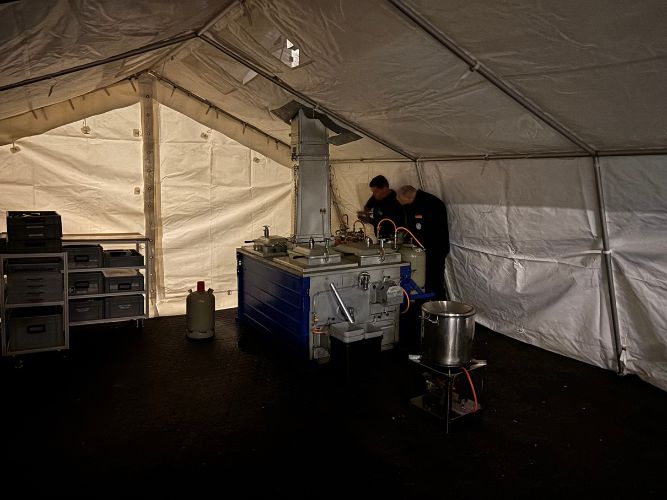 Traditionelle Erbsensuppe-Kochaktion 