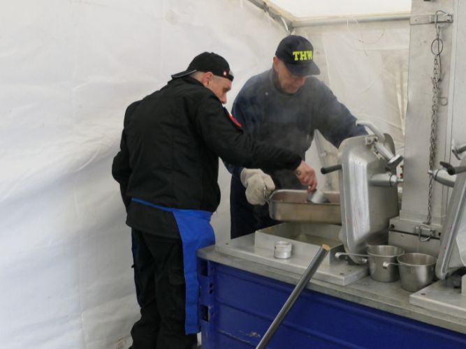 Traditionelle Erbsensuppe-Kochaktion 