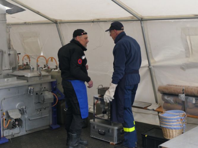 Traditionelle Erbsensuppe-Kochaktion 