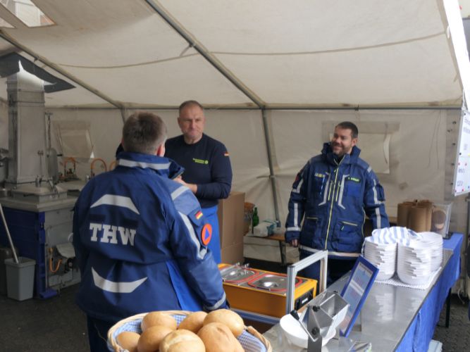 Traditionelle Erbsensuppe-Kochaktion 
