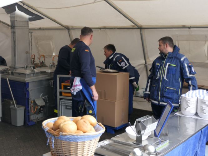 Traditionelle Erbsensuppe-Kochaktion 