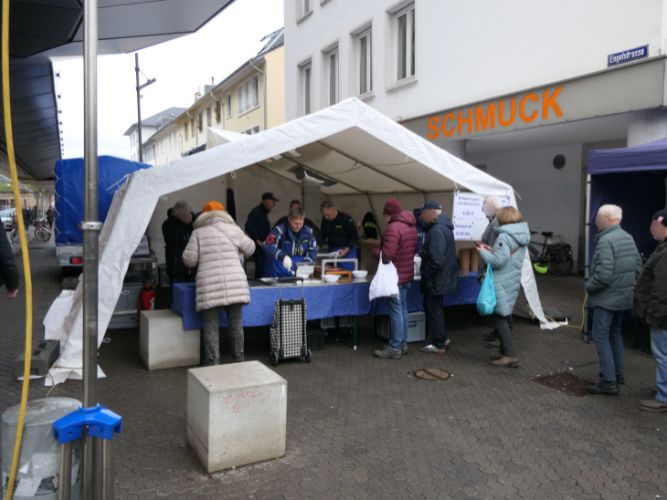 Traditionelle Erbsensuppe-Kochaktion 